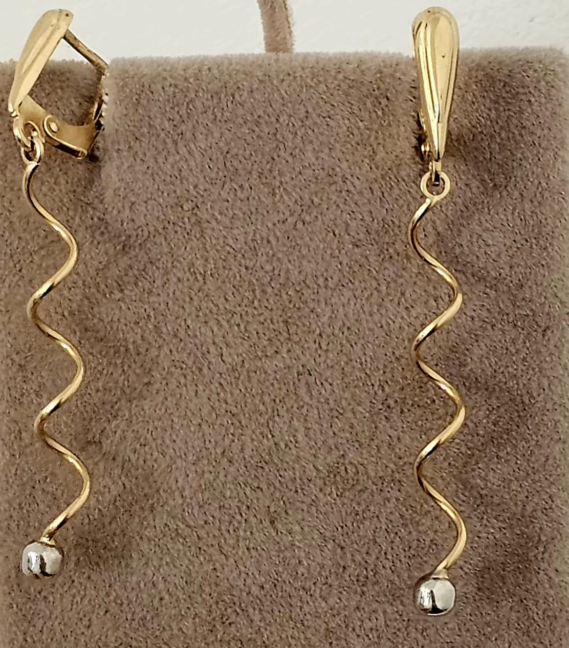 Cercei aur 14K spirală cu bilă albă – Bijuterie modernă, ușoară și expresivă | Maria Gold